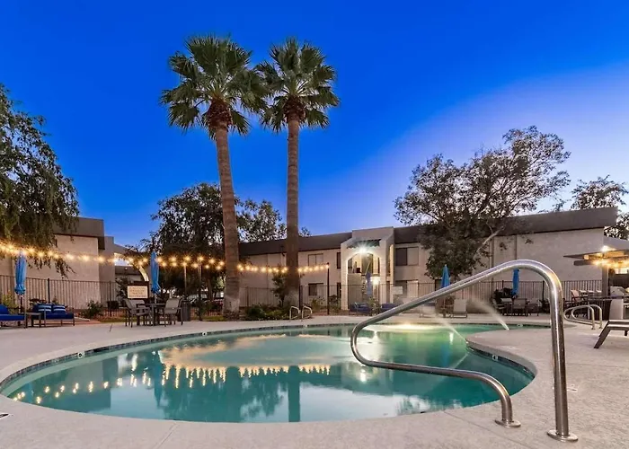 2br Cozy Near Dt With Pools & Gym