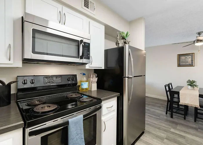 2br Cozy Near Dt With Pools & Gym