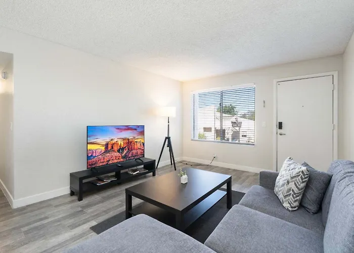 2br Cozy Near Dt With Pools & Gym Apartment *