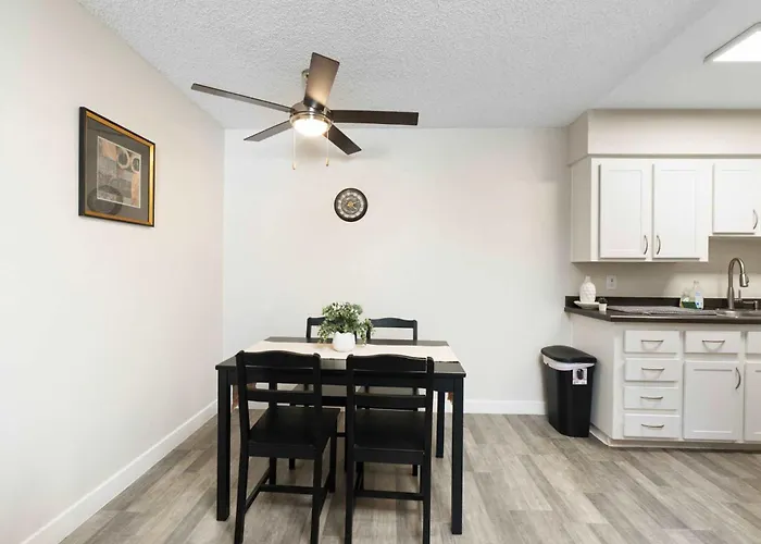 2br Cozy Near Dt With Pools & Gym Apartment