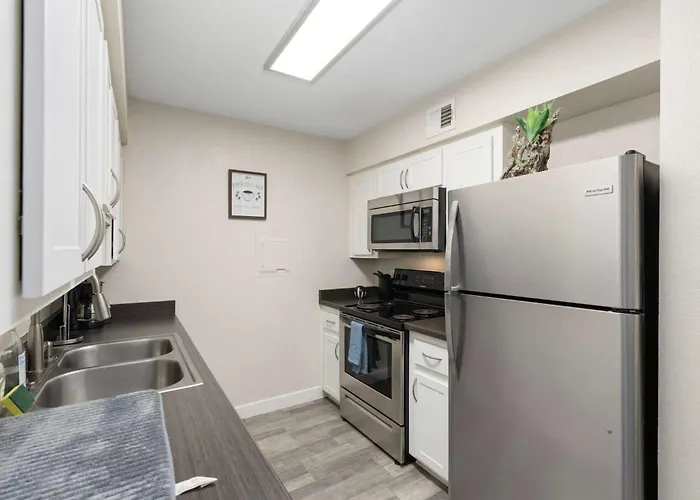 Apartment 2br Cozy Near Dt With Pools & Gym *