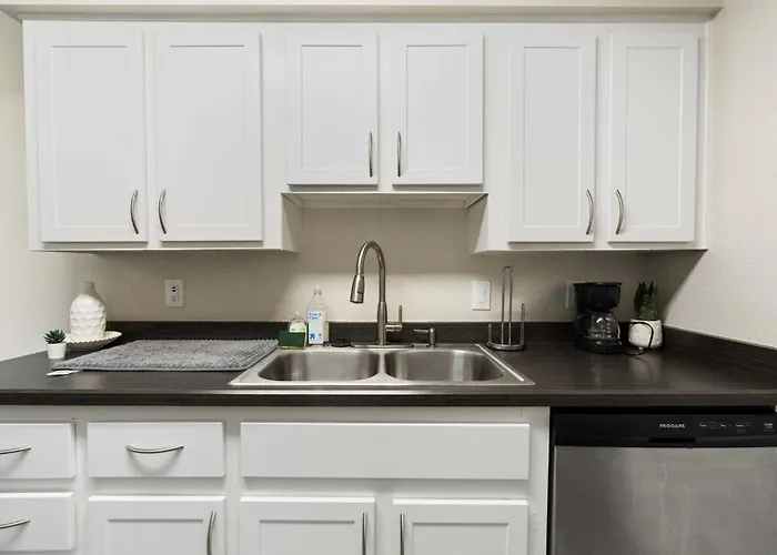 2br Cozy Near Dt With Pools & Gym Apartment *