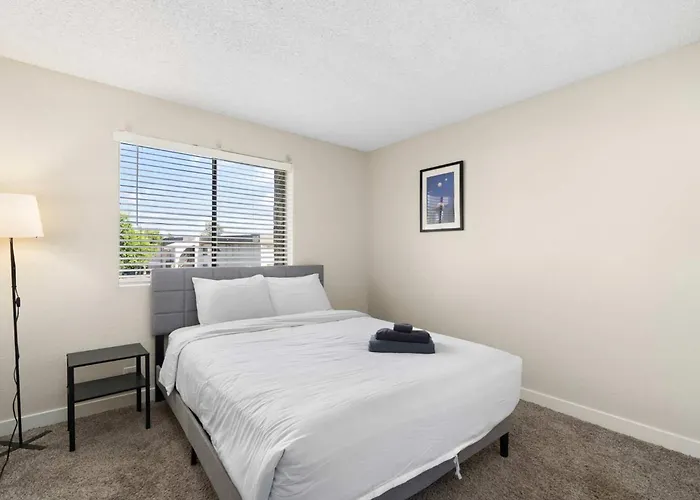 2br Cozy Near Dt With Pools & Gym *