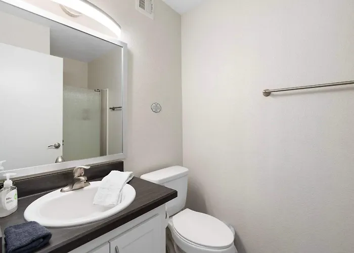 2br Cozy Near Dt With Pools & Gym