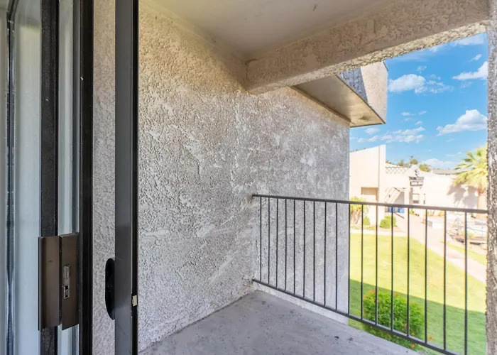 2br Cozy Near Dt With Pools & Gym