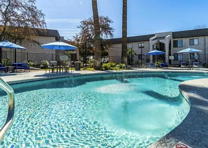 Apartment 2br Cozy Near Dt With Pools & Gym